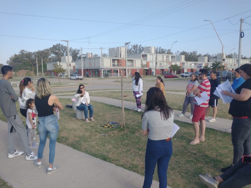 Personal municipal brindó una charla sobre el cuidado de forestación en el Loteo Procrear