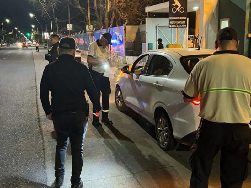 22 vehículos retenidos en controles de tránsito durante la madrugada