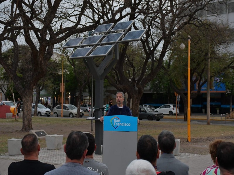 Se inauguró un “árbol solar” en el Centro Cívico