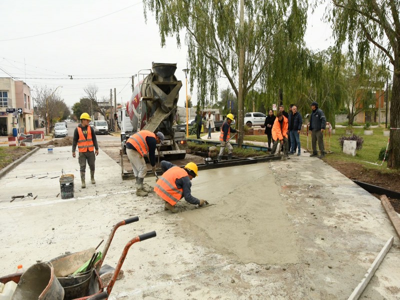 Pavimentación: etapa final de los últimos cruces de vías del ex FFCC Mitre