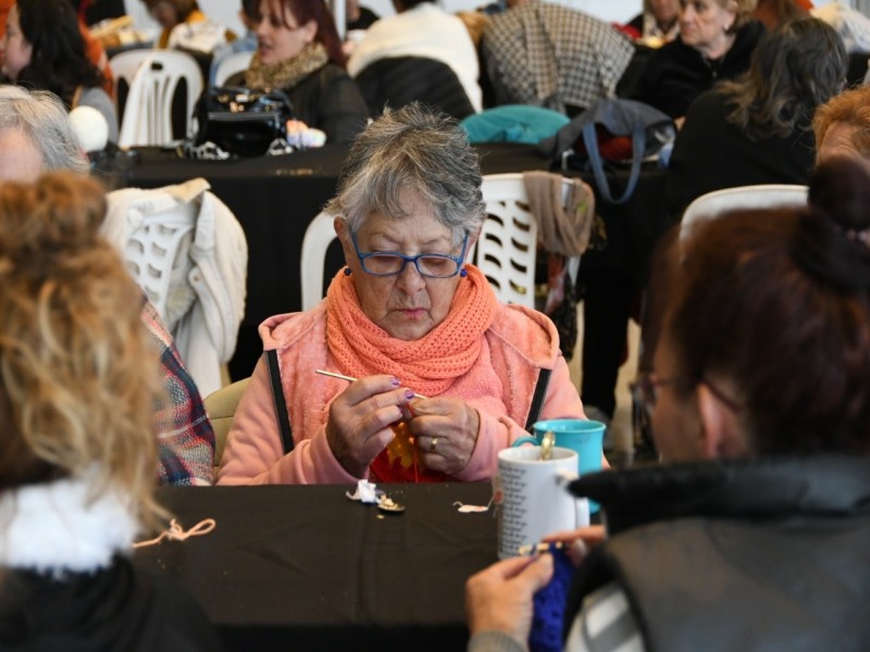La campaña "Al frío le ponemos corazón" continua con las entregas de lo confeccionado